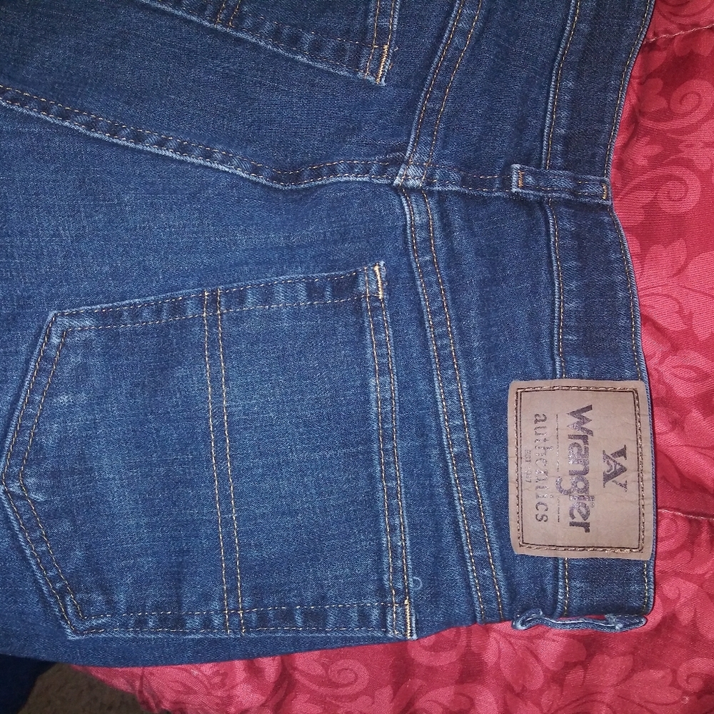 "Stretchy waist" Wranglers. Size 33×32. Worn once.